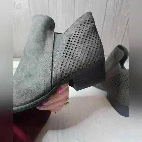 NWT Mia Gray suede ankle boots. Size 8.5 W - Picture 5 of 12